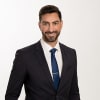 En profilbild av fastighetsmäklare Babil Yilmaz