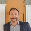 En profilbild av fastighetsmäklare Anders Gustafsson