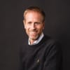 En profilbild av fastighetsmäklare Andreas Malmsten