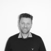 En profilbild av fastighetsmäklare Andre Widenrot