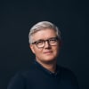 En profilbild av fastighetsmäklare Fredrik Lindfors