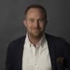 En profilbild av fastighetsmäklare Patrik Liikamaa