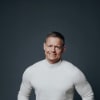 En profilbild av fastighetsmäklare Peter Eriksson