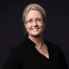 En profilbild av fastighetsmäklare Åsa Adeholm