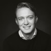 En profilbild av fastighetsmäklare Felix Mejman