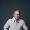 En profilbild av fastighetsmäklare Johan Eriksson