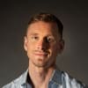 En profilbild av fastighetsmäklare Christoffer Hallström