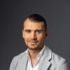 En profilbild av fastighetsmäklare Christopher Storm