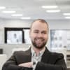 En profilbild av fastighetsmäklare Fredrik Sahlin