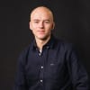 En profilbild av fastighetsmäklare Gustaf Winterros Malmsten