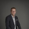 En profilbild av fastighetsmäklare Mikael Persson