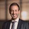En profilbild av fastighetsmäklare Emil Haraldsson