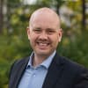 En profilbild av fastighetsmäklare Carl-Johan Hakeberg