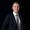 En profilbild av fastighetsmäklare Daniel Andersson