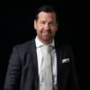 En profilbild av fastighetsmäklare Rickard Bornesand