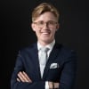 En profilbild av fastighetsmäklare Fredrik Ulvestaf