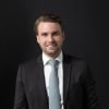 En profilbild av fastighetsmäklare Fredrik Jakobsson