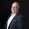 En profilbild av fastighetsmäklare Jonas Dackman