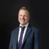 En profilbild av fastighetsmäklare Niclas Holmberg