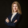 En profilbild av fastighetsmäklare Sophie Wennerberg
