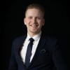 En profilbild av fastighetsmäklare Hampus Häggström