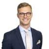 En profilbild av fastighetsmäklare Erik Svensson