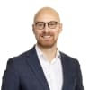 En profilbild av fastighetsmäklare Niclas Håkansson