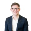 En profilbild av fastighetsmäklare Emanuel Kvist