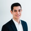 En profilbild av fastighetsmäklare Rikard Nero