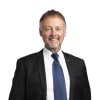 En profilbild av fastighetsmäklare Fredrik Drougge