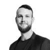 En profilbild av fastighetsmäklare Claes-Johan Olsson