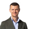 En profilbild av fastighetsmäklare Tobias Darnell