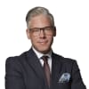 En profilbild av fastighetsmäklare Andreas Tegesjö