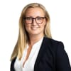 En profilbild av fastighetsmäklare Caroline Hedin