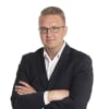 En profilbild av fastighetsmäklare Oskar Ahlgren
