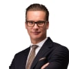 En profilbild av fastighetsmäklare Viktor Bjälkenfalk