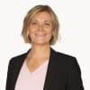En profilbild av fastighetsmäklare Sandra Axelsson