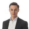 En profilbild av fastighetsmäklare Oliver Ekdahl