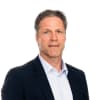 En profilbild av fastighetsmäklare Hans Jonsson