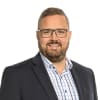 En profilbild av fastighetsmäklare Gustaf Florenius