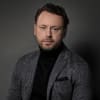 En profilbild av fastighetsmäklare Anders Ångström