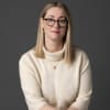 En profilbild av fastighetsmäklare Camilla Alfredsson