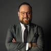 En profilbild av fastighetsmäklare Alexander Nilsson