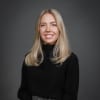 En profilbild av fastighetsmäklare Amanda Rosvall Stenman