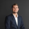 En profilbild av fastighetsmäklare Andreas Langetun