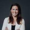 En profilbild av fastighetsmäklare Caroline Svanberg