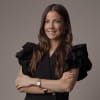 En profilbild av fastighetsmäklare Emelie Johansson