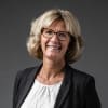 En profilbild av fastighetsmäklare Eva Erkers Löfstrand