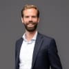 En profilbild av fastighetsmäklare Fredrik Hagejärd