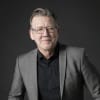En profilbild av fastighetsmäklare Håkan Hellström